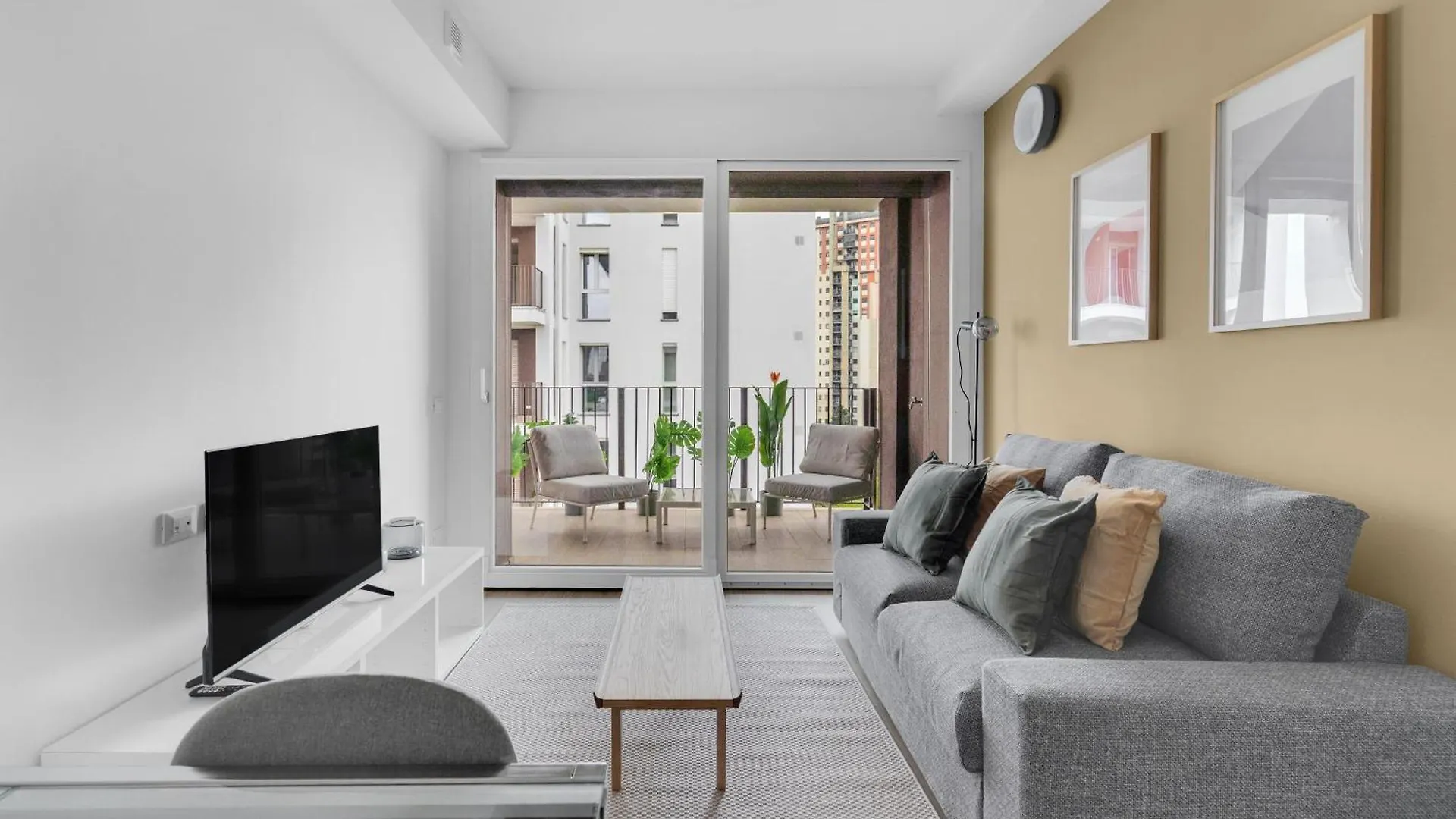 Airy Apartments With Balcony & Garage Mediolan