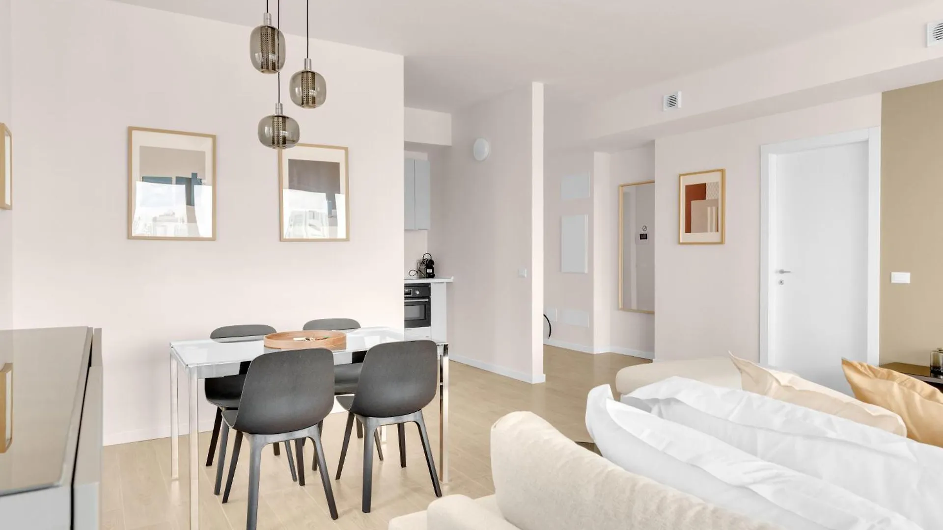Airy Apartments With Balcony & Garage Mediolan